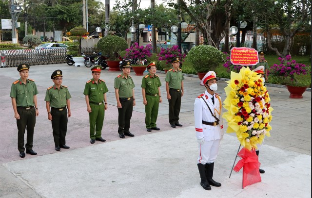 CHỦ NHIỆM ỦY BAN QUỐC PHÒNG VÀ AN NINH, TRUNG TƯỚNG LÊ TẤN TỚI DÂNG HƯƠNG, CHÚC TẾT TẠI TỈNH BẠC LIÊU